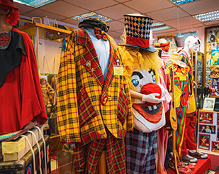 Aus dem Leipziger Rampenlicht ins Wiener Archiv: Mein grobkariertes Ur-Kostüm, seinerzeit erschaffen im L’atelier Bad Honnef, im Clown Museum Leipzig.